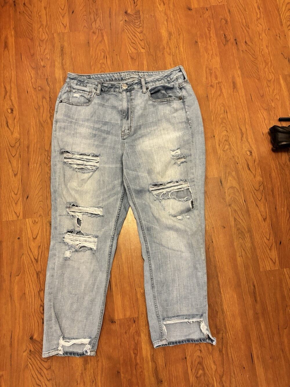 American Eagle EA light wash High Rise Tom girl Jeans Ripped Size 12 Short